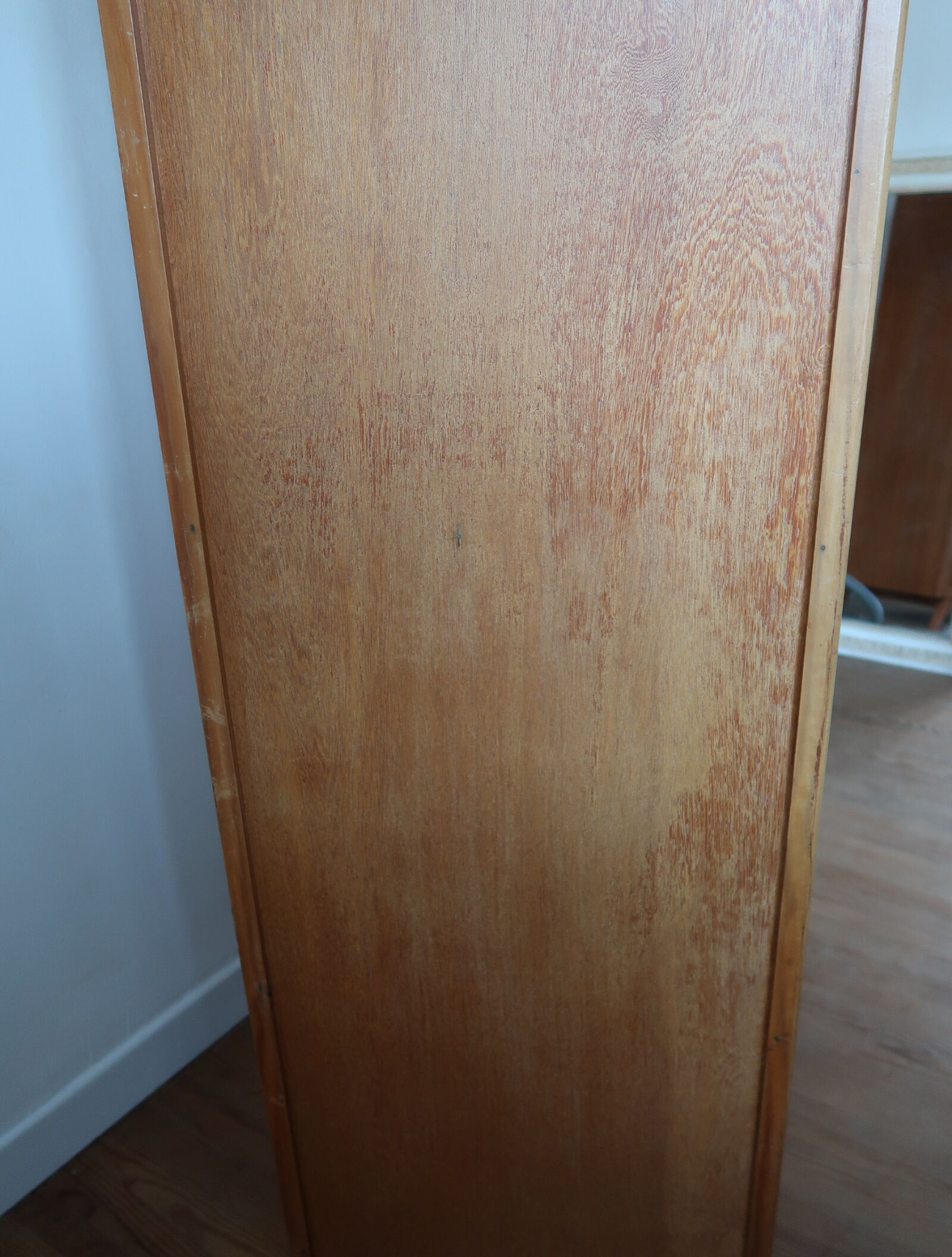 Armoire pieds compas