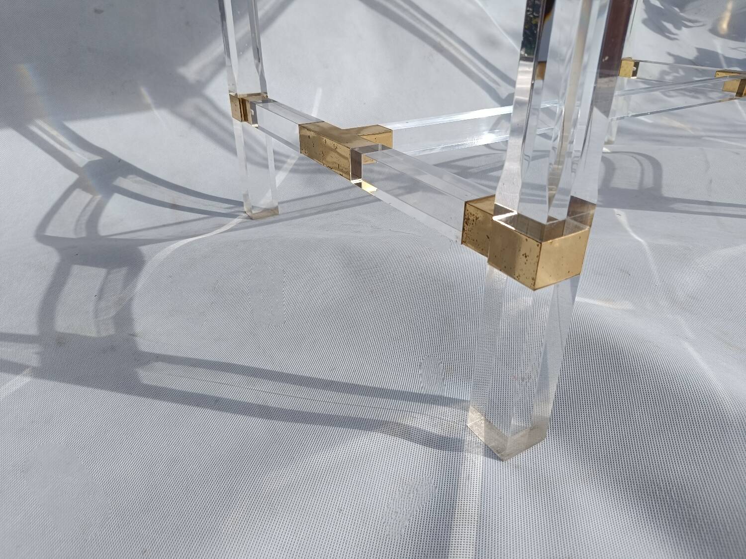 Bureau en verre acrylique et laiton par Charles Hollis Jones