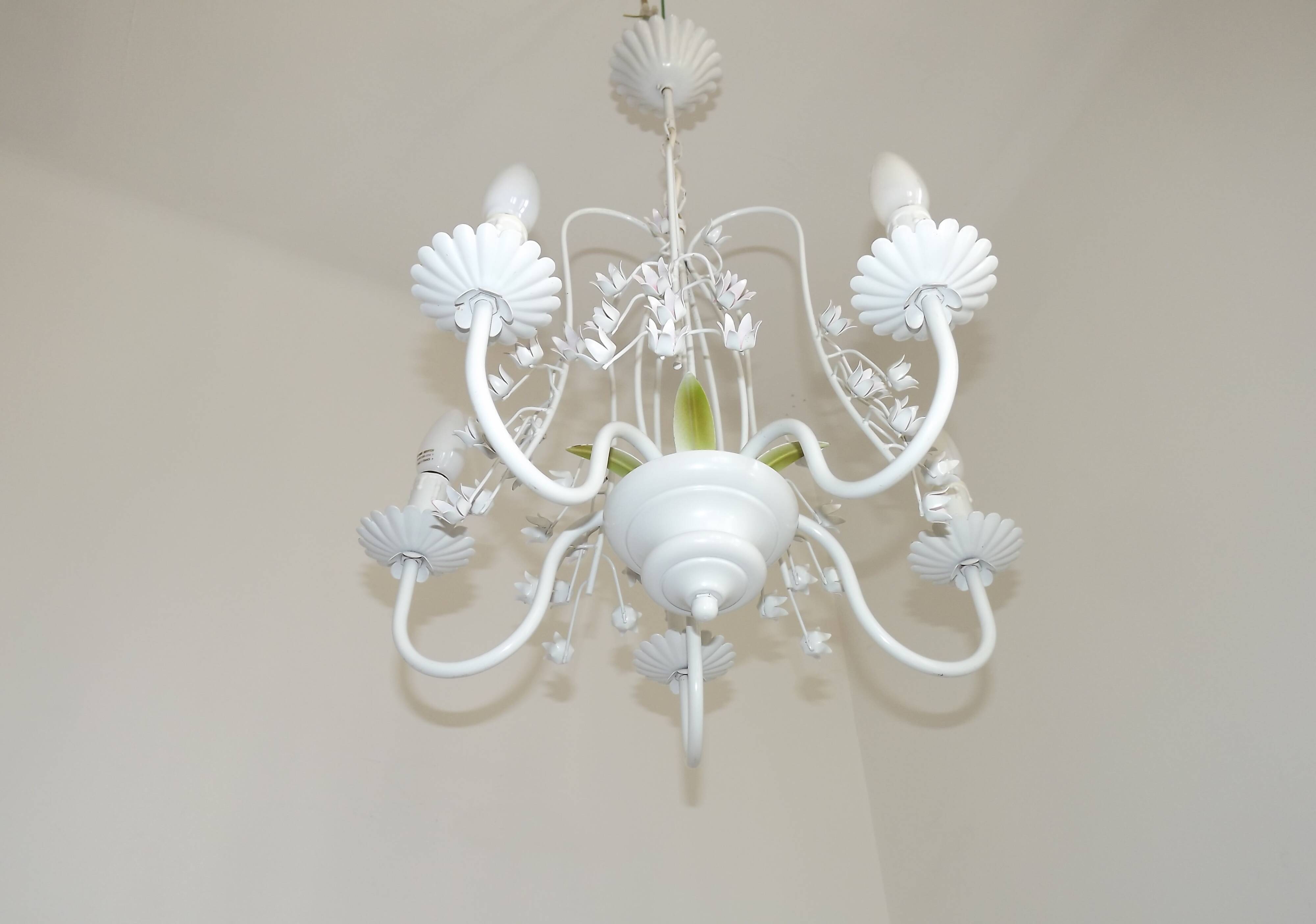 Chandelier vintage en métal blanc à 5 lumières avec des fleurs de glycine roses.