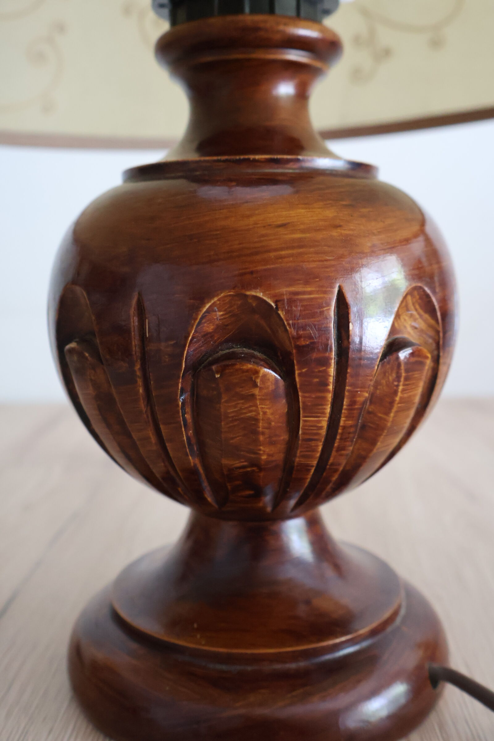 Vintage table lamp in turned wood and fabric lampshade