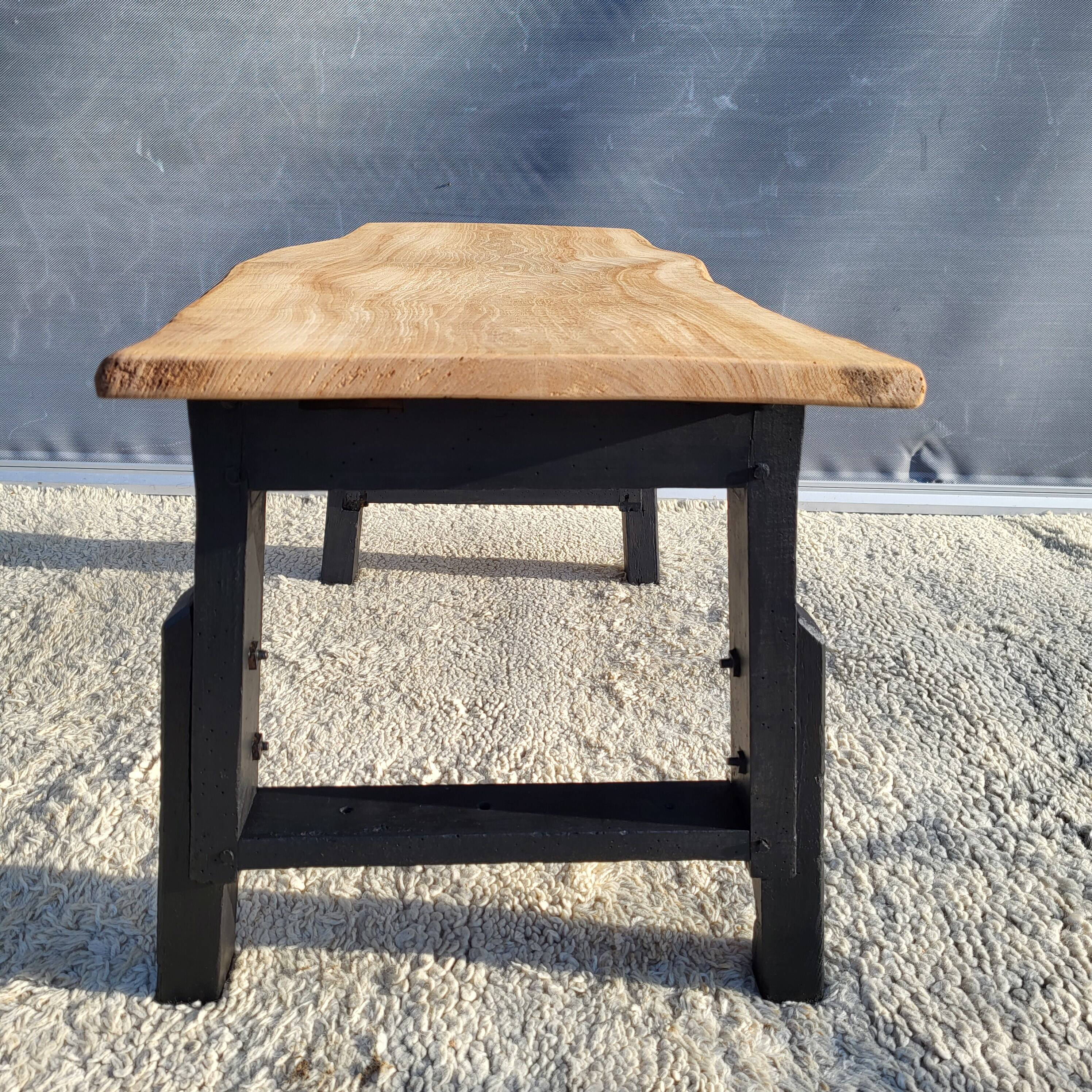 Bicolour coffee table in solid oak with 19th-century legs • Unique piece "Raw"