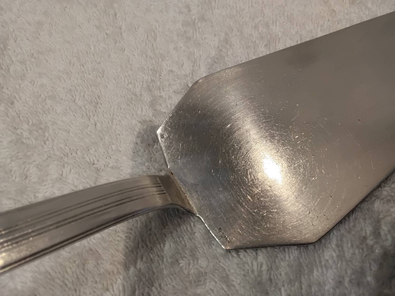 Silver-plated metal pie server by Ercuis silversmith, Chantilly pattern, 27.4cm