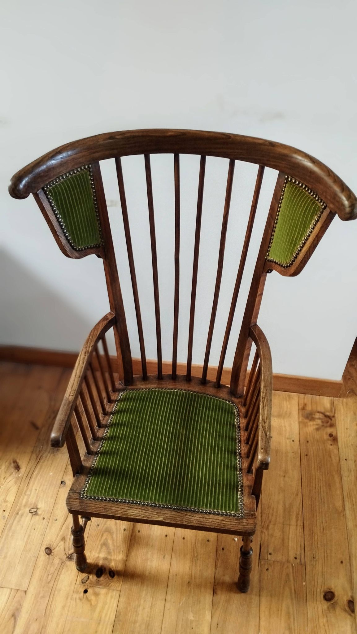 1900s Arts and Crafts style tapered wingback armchair