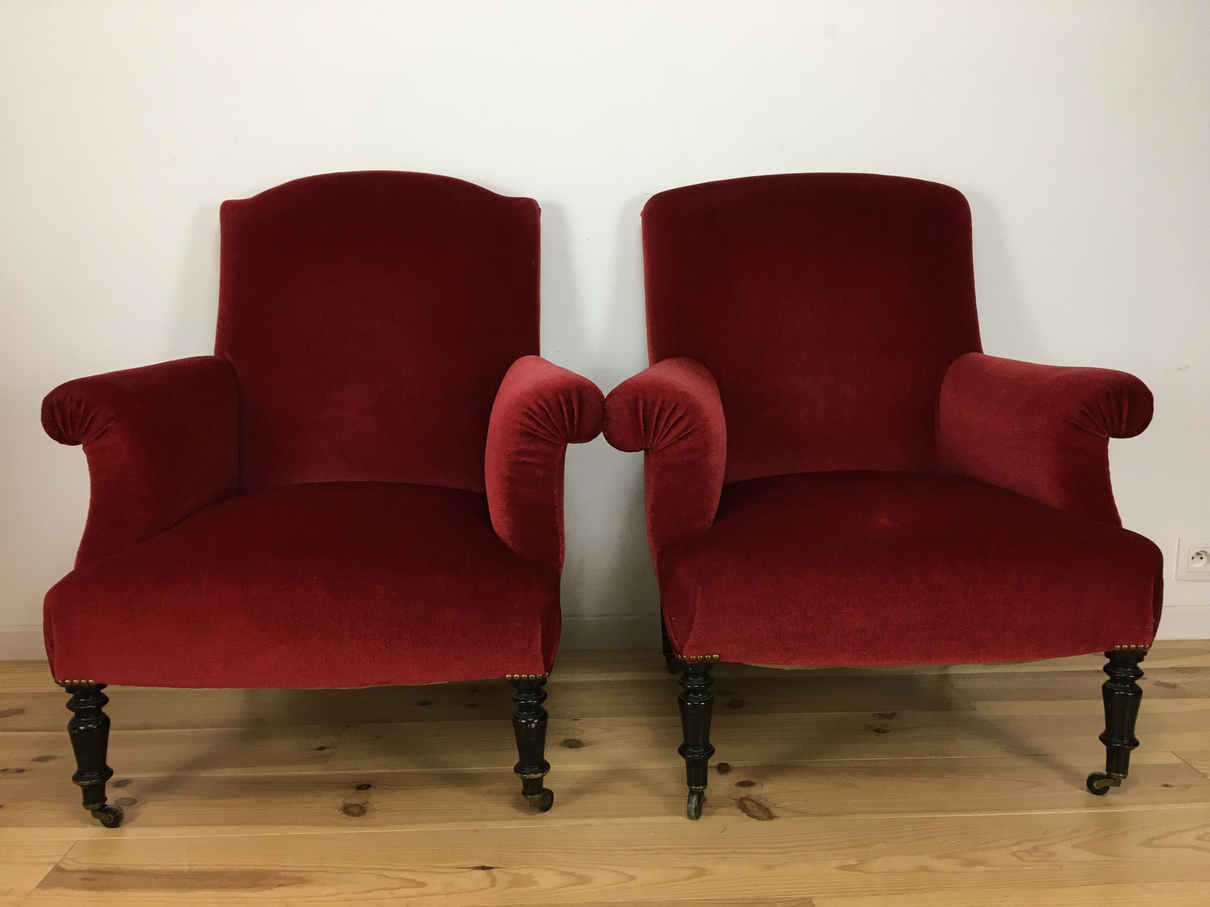 Paire de fauteuils crapaud Napoléon III en velours rouge