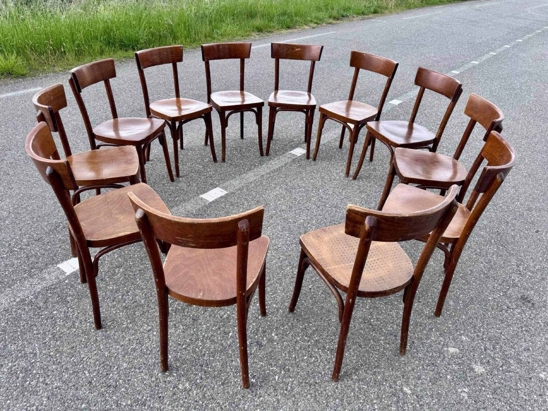 12 chaises bistrot anciennes en bois courbé