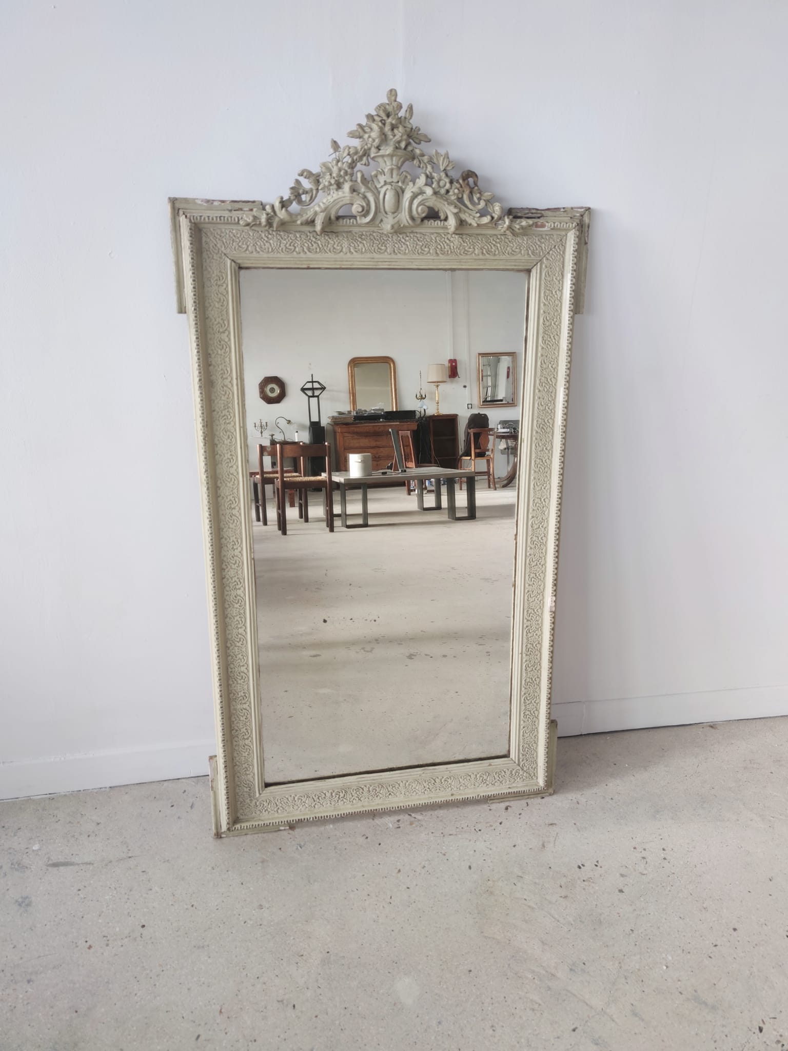 Rectangular mirror in light green lacquered wood with pediment H:1m39