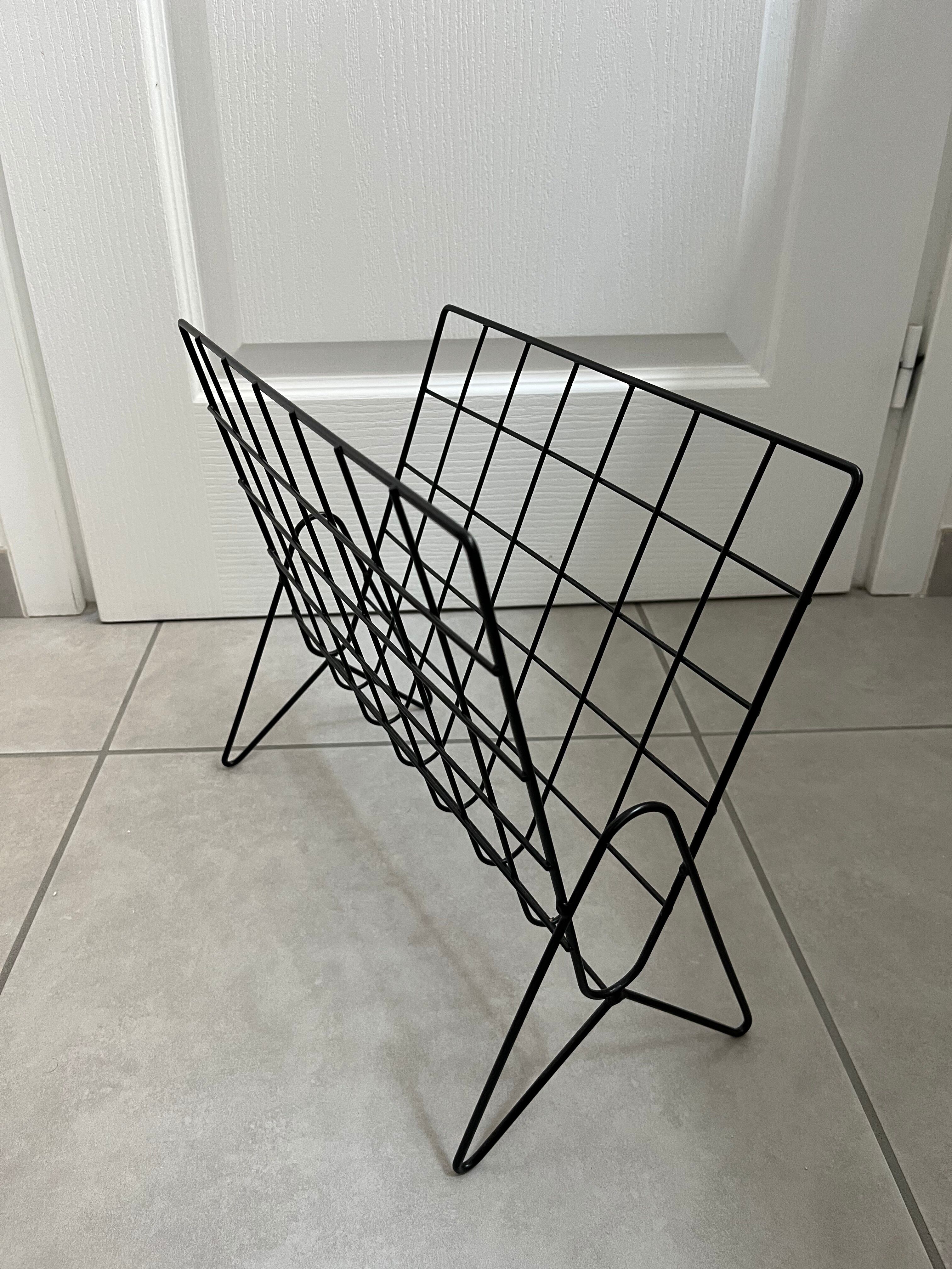 Black metal wire magazine rack