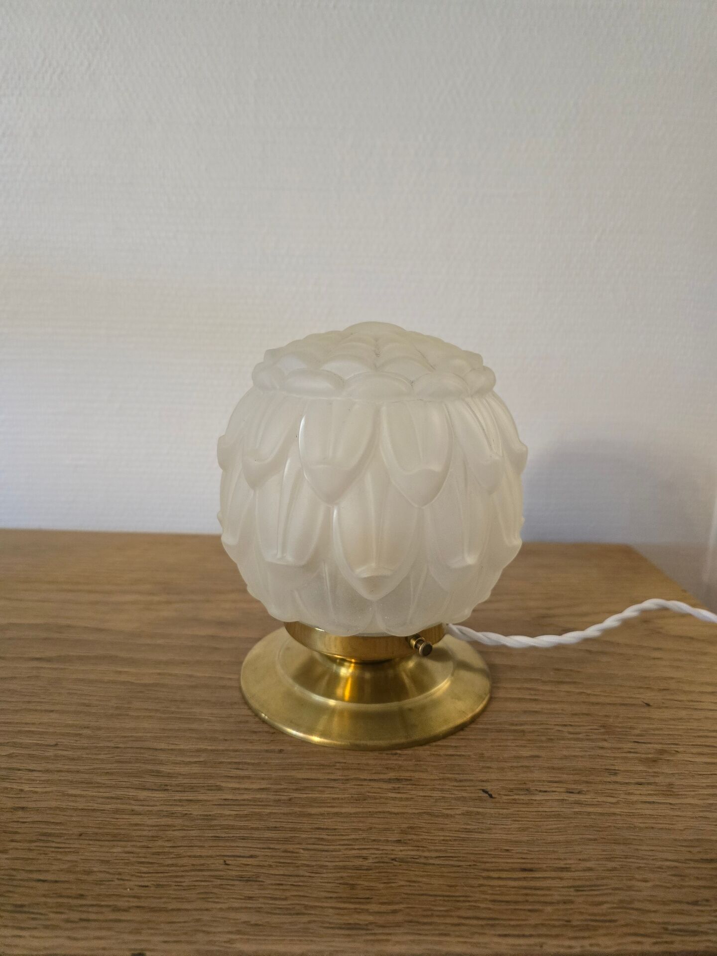 Vintage Art Deco table lamp with its artichoke globe.