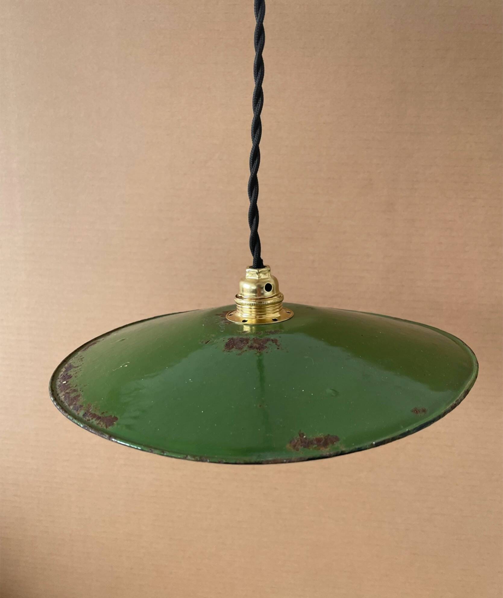 Workshop suspension in old enamelled sheet metal