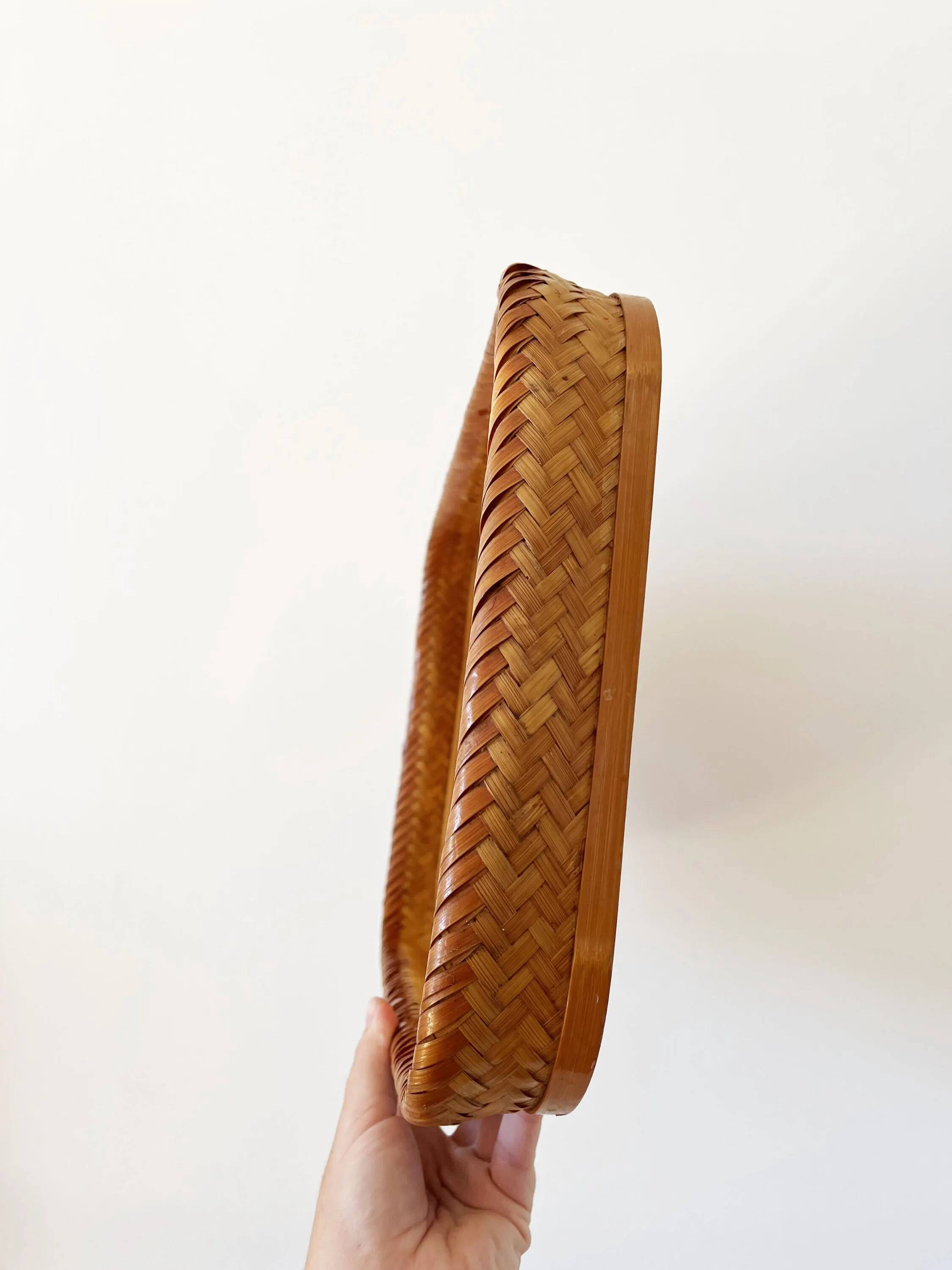 Ensemble de plateaux ancien en bois et feuille de palmier