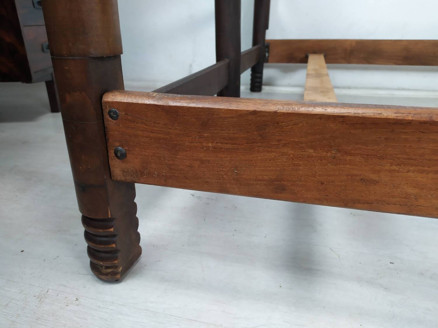 Lit brutaliste art déco