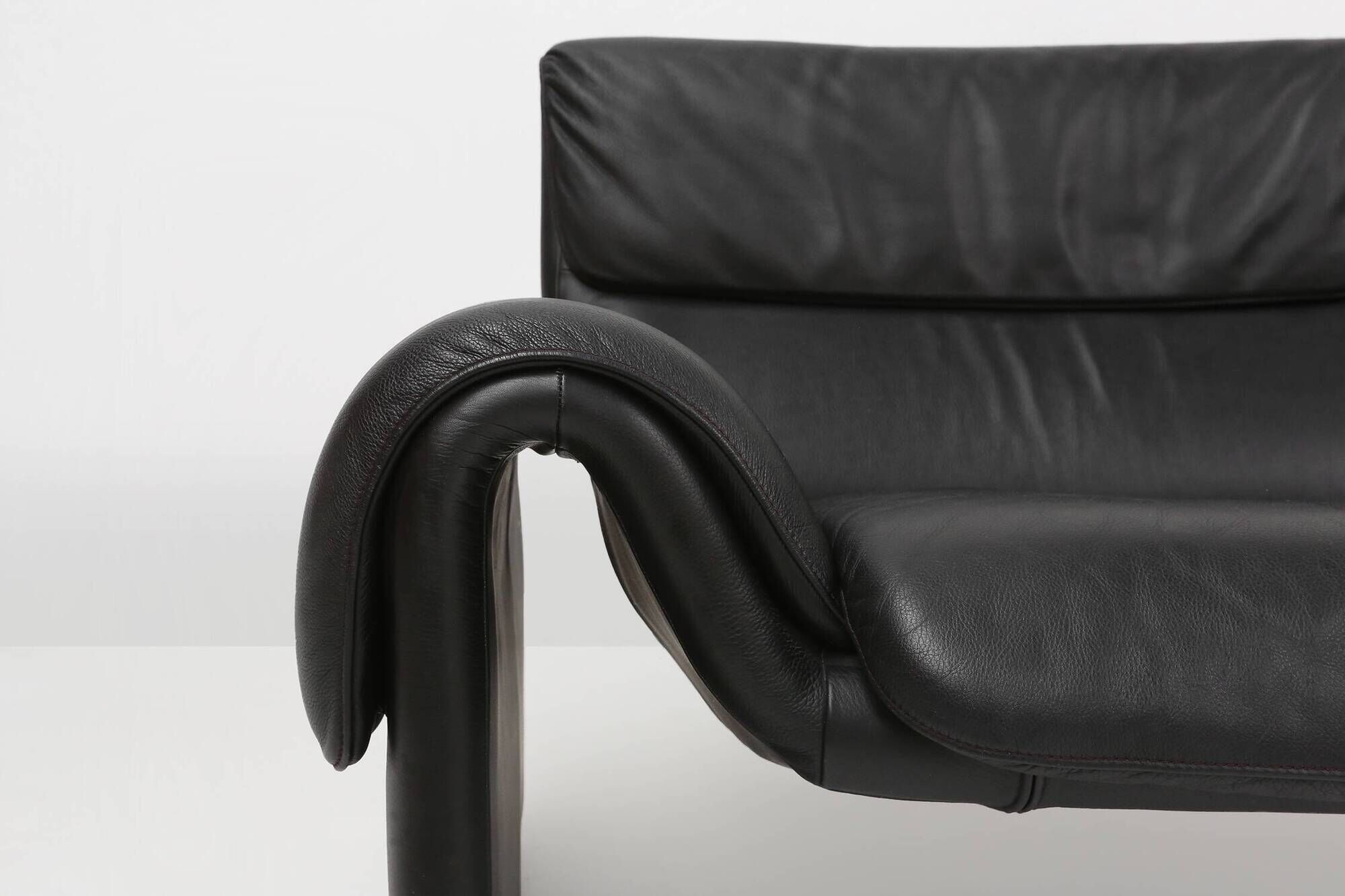 Iconic black leather DS-2011 sofa by De Sede, Switzerland ca. 1980