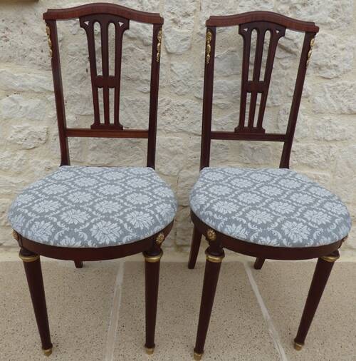 Paire de chaises de style classique en bois, laiton et tissu