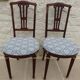 Paire de chaises de style classique en bois, laiton et tissu