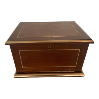 Cigar box in mahogany and brass XX century