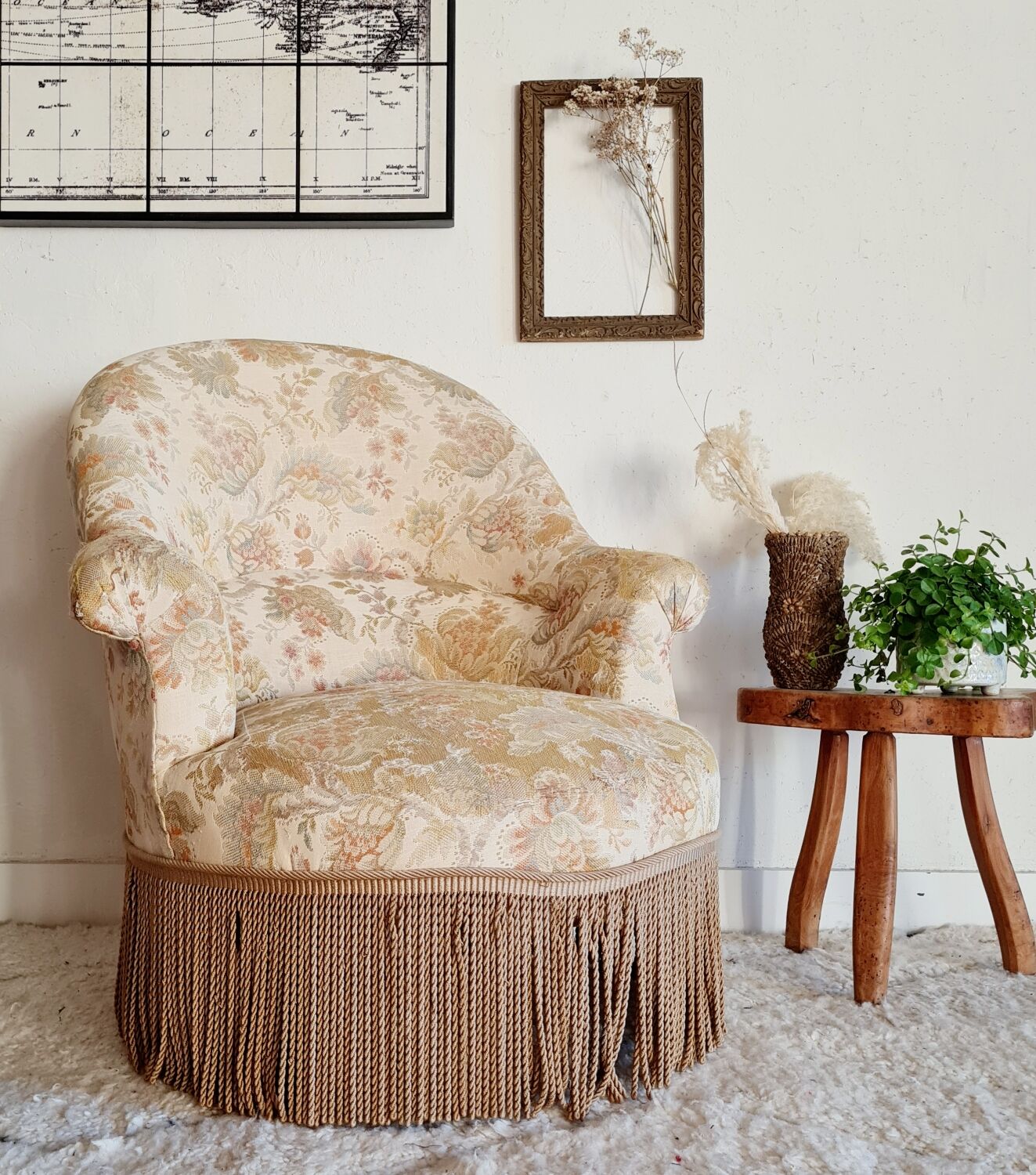 Antique flowered toad armchair with fringes