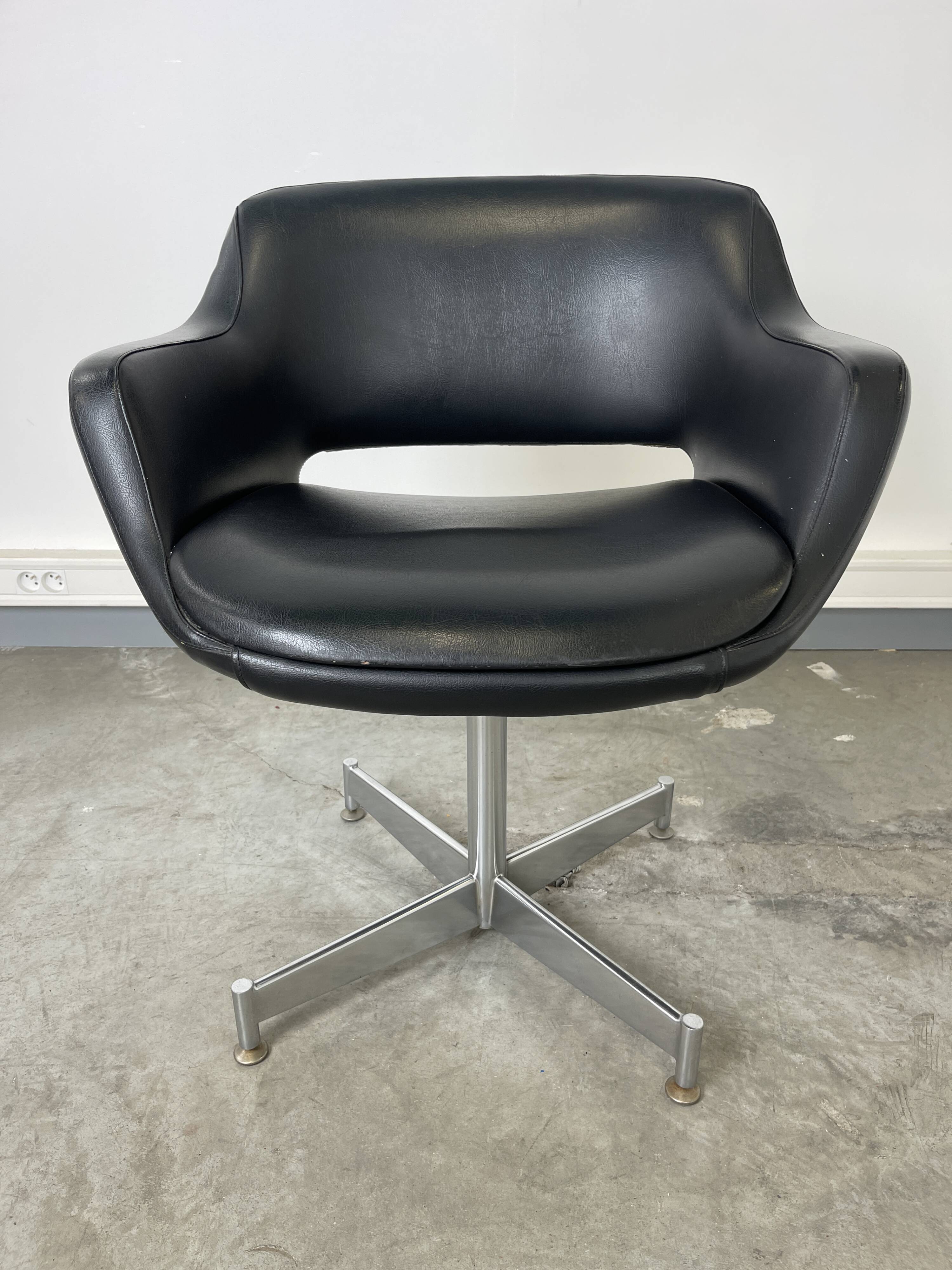 Tabouret De Bar Pivotant Torin ATRP6185B-1 - Siège Noir Rembourré - Pieds Chromés - Hauteur 73,7 Cm