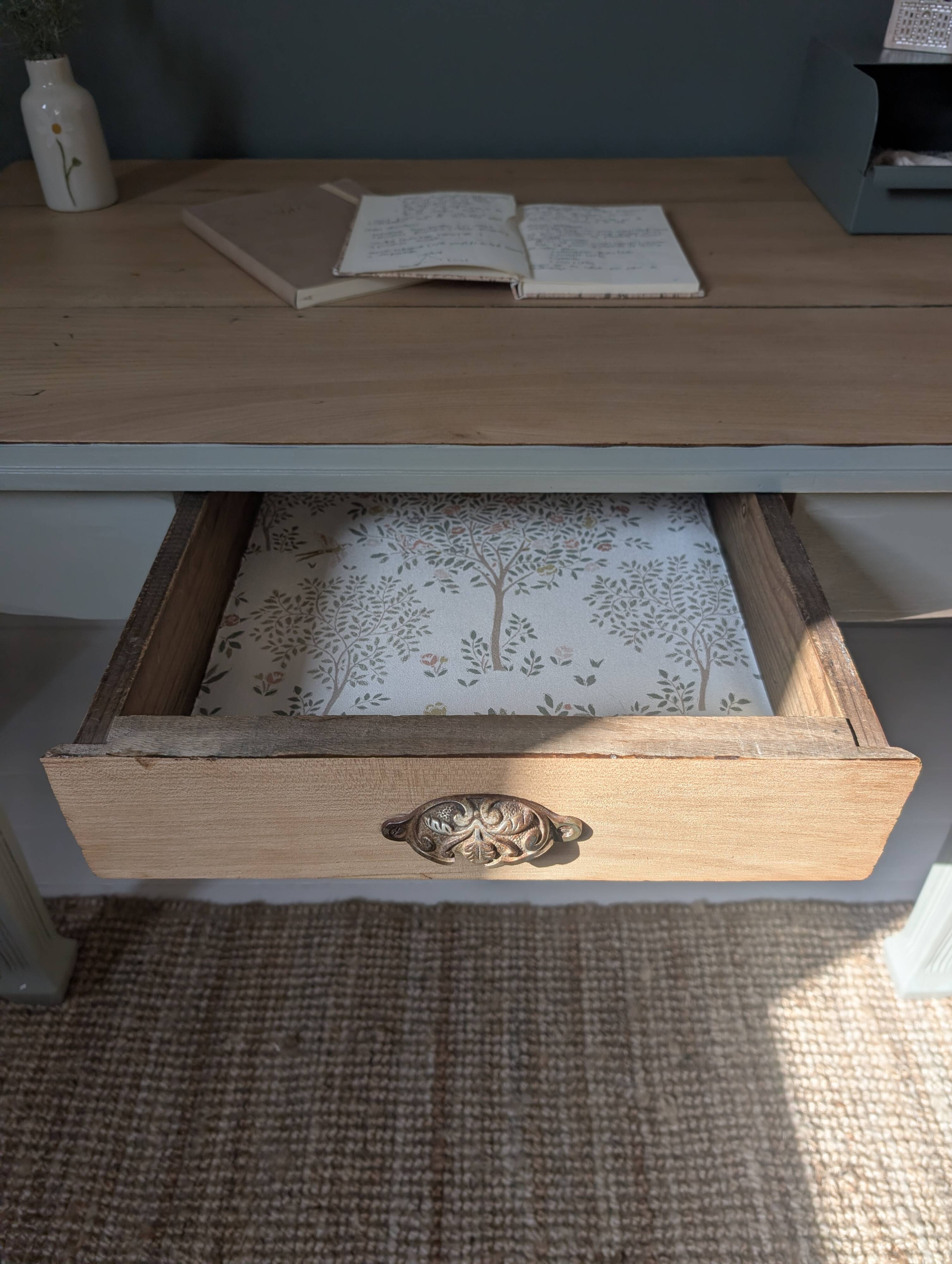 Bureau ancien rénové en bois et vert grisé