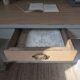 Bureau ancien rénové en bois et vert grisé
