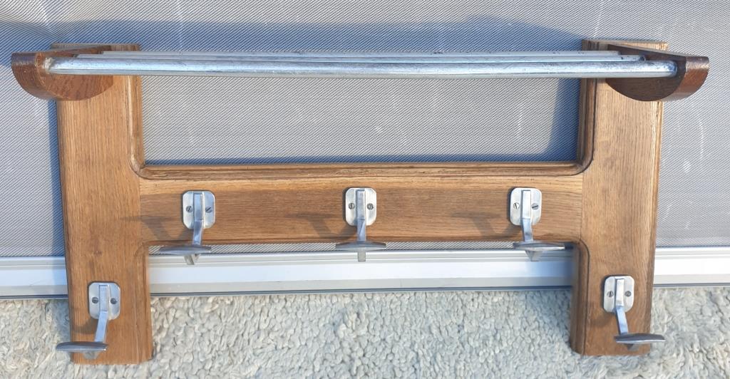 Wall-mounted entrance cloakroom in H with 5 hooks and hat racks