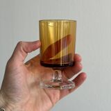 2 verres à pied jaune ambré et 2 tasses en verre