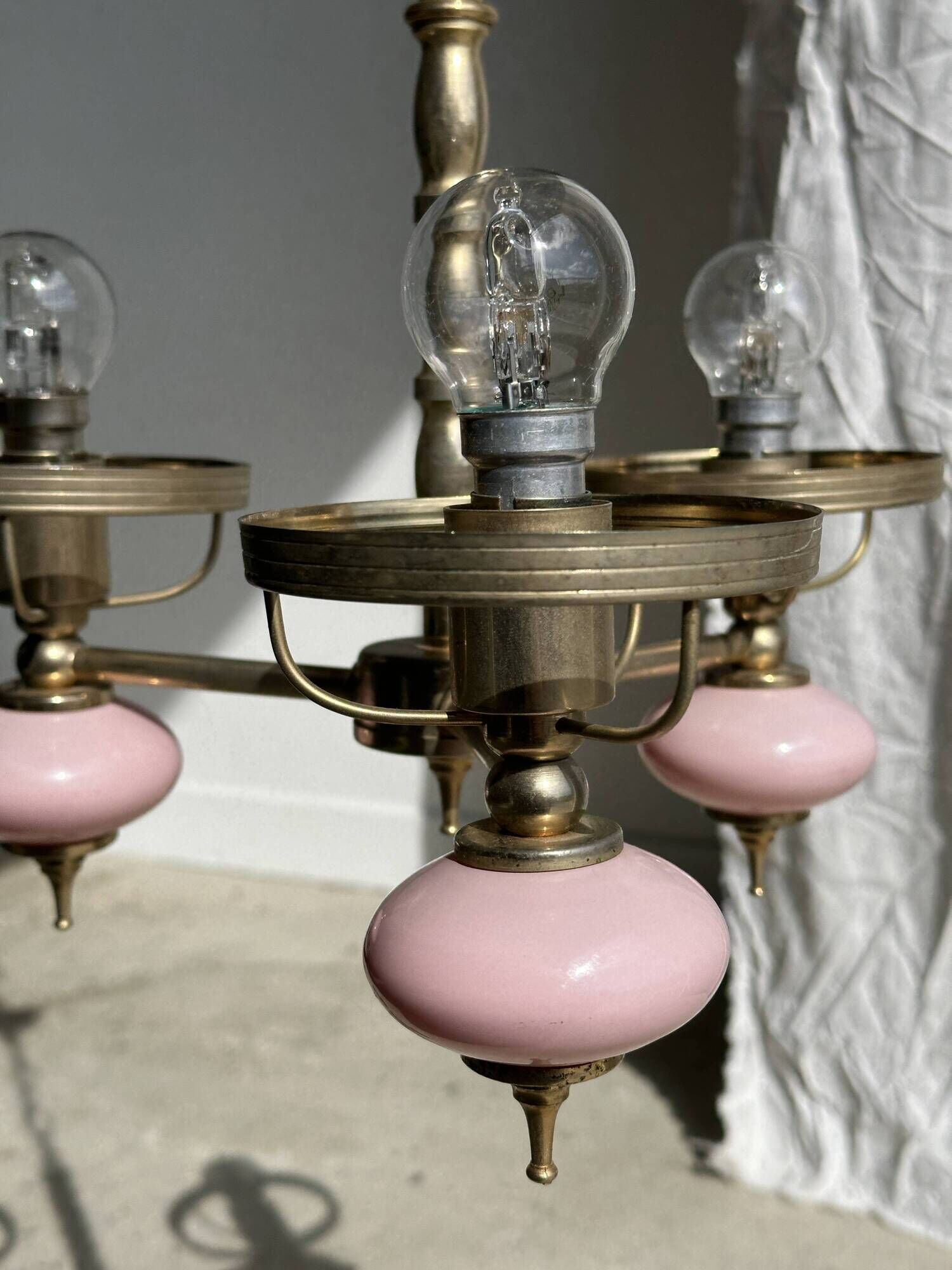 Petit lustre rose et doré à 3 bras de lumières