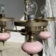Petit lustre rose et doré à 3 bras de lumières