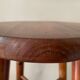 Tabouret en bois verni