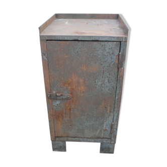 Armoire métallique industrielle grise à restaurer