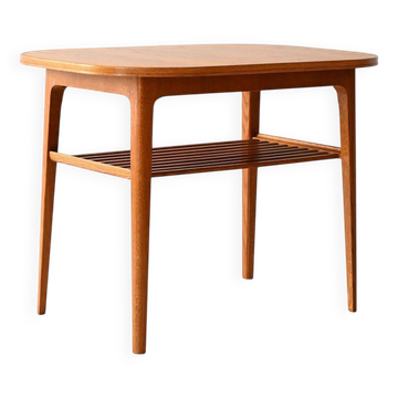 Table basse scandinave en chêne des années 1960 avec étagère à lattes