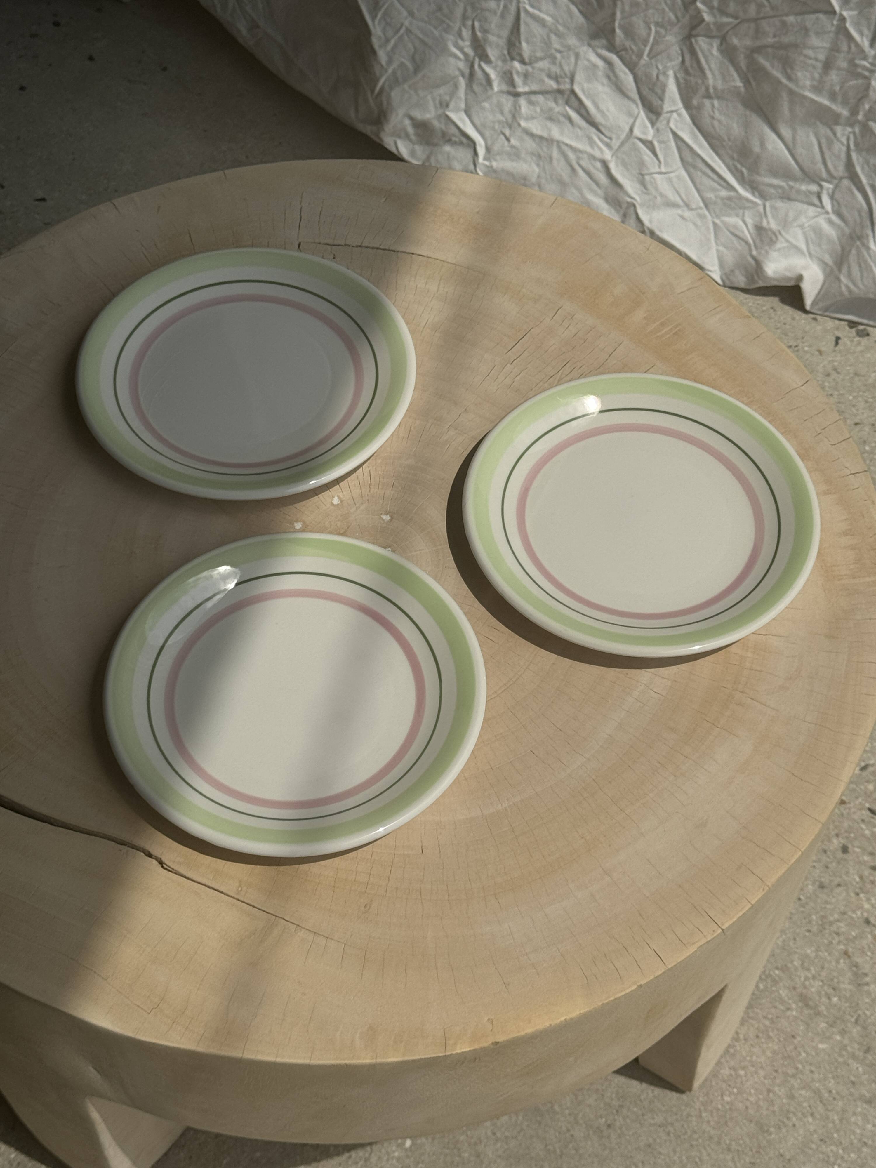 Set of 12 green and pink Italian plates
