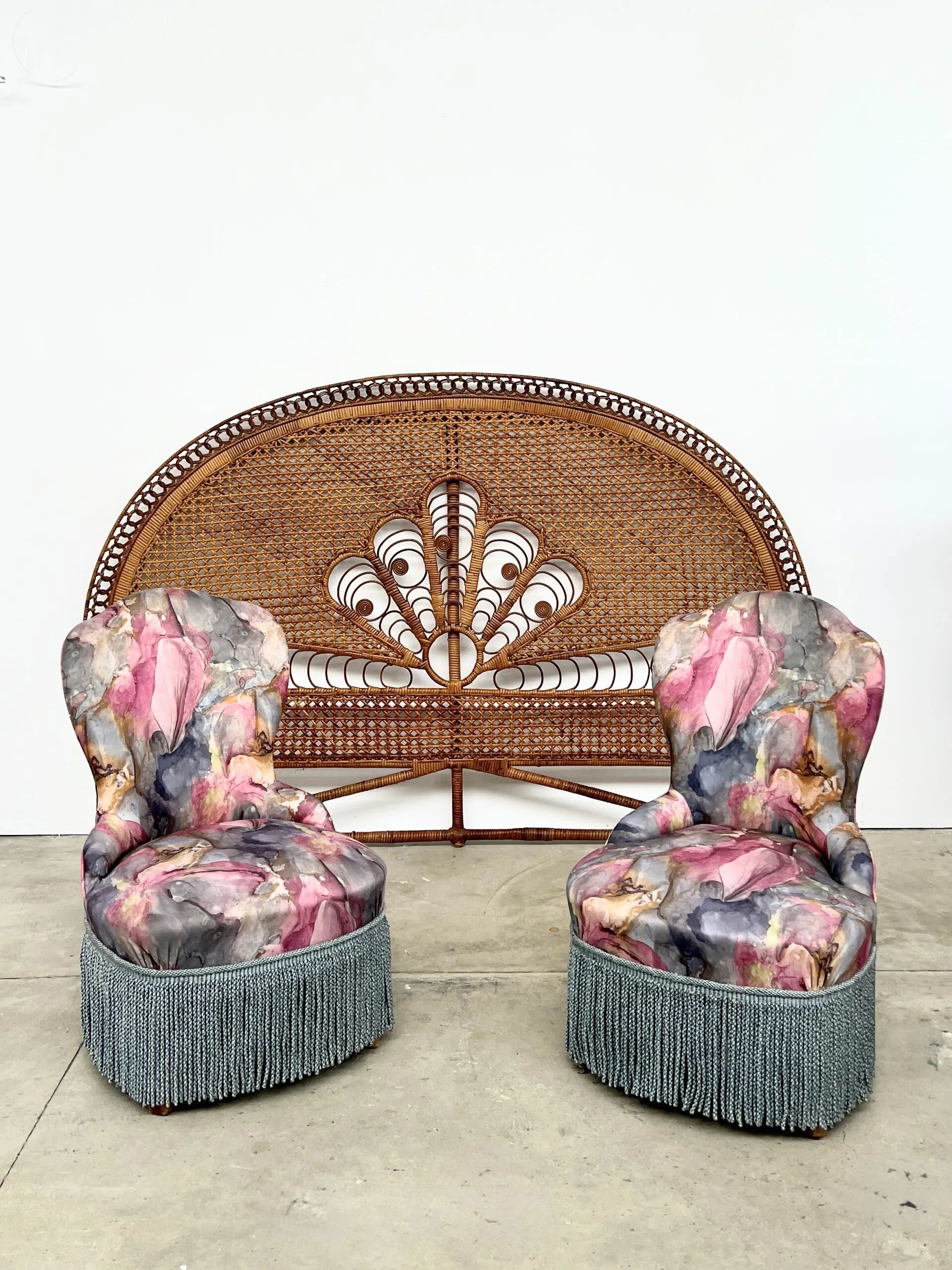 Paire de Chauffeuses "Boudoir" à Fleurs et Franges