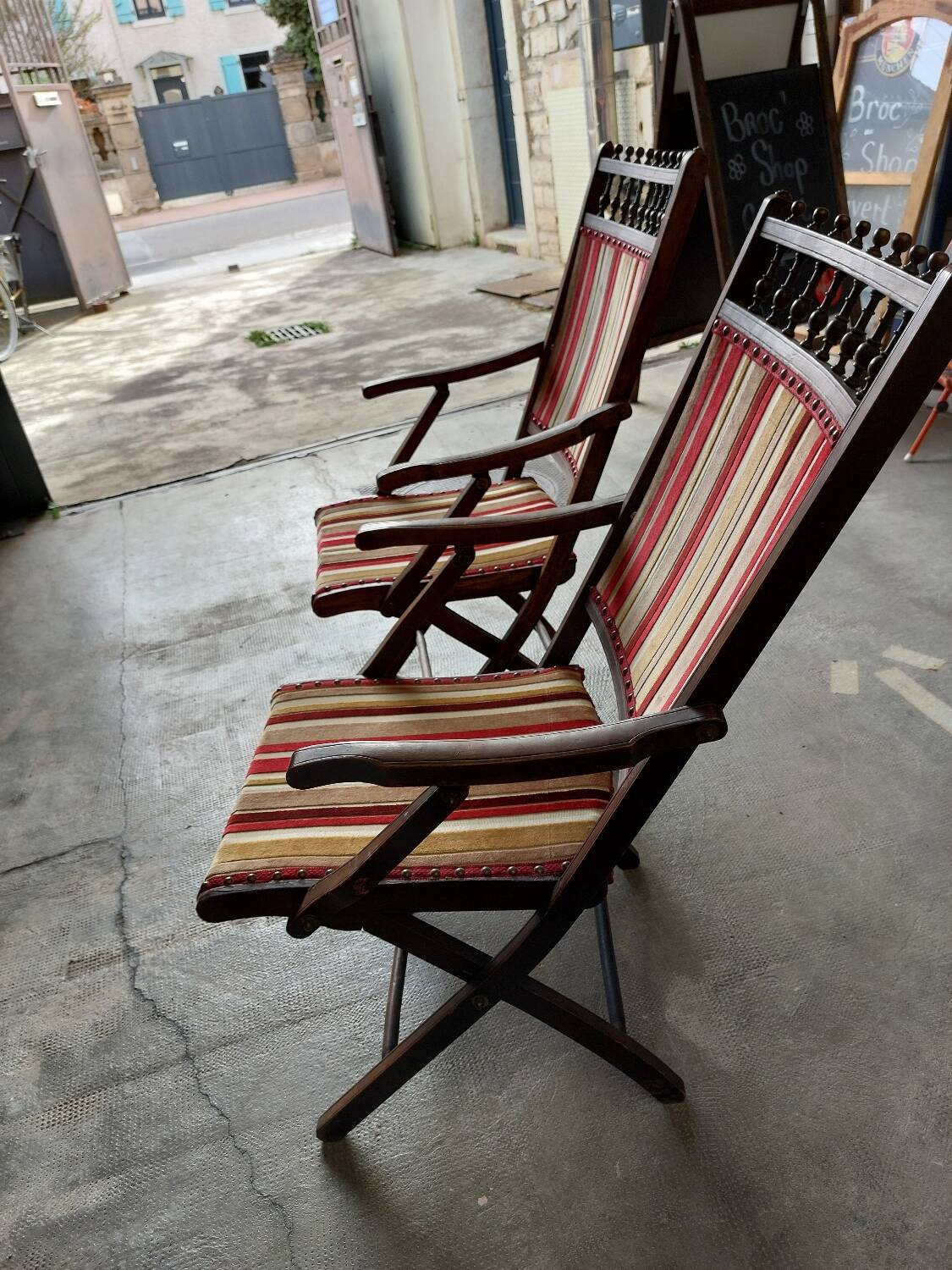 Set of 2 wooden folding chairs