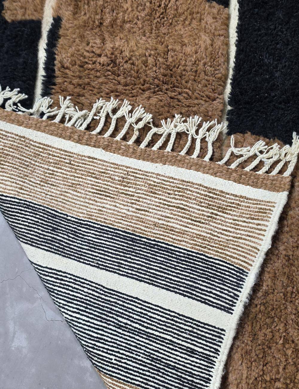 Contemporary brown and black rug - 10.1 x 6.7 ft / 307 x 205 cm