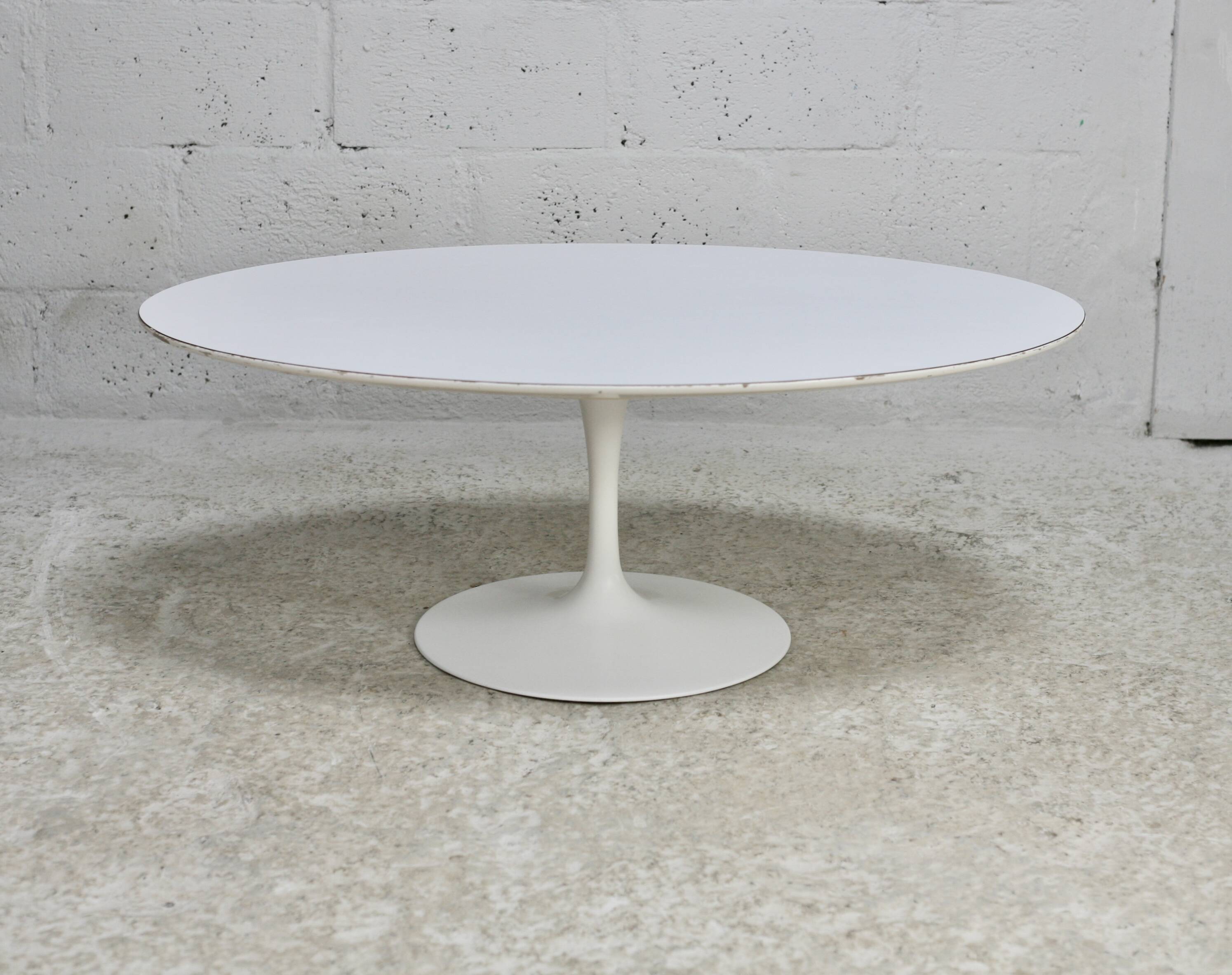 Knoll coffee table, Eero Saarinen, "tulip" model, white melamine wood. Signed, USA, circa 1960