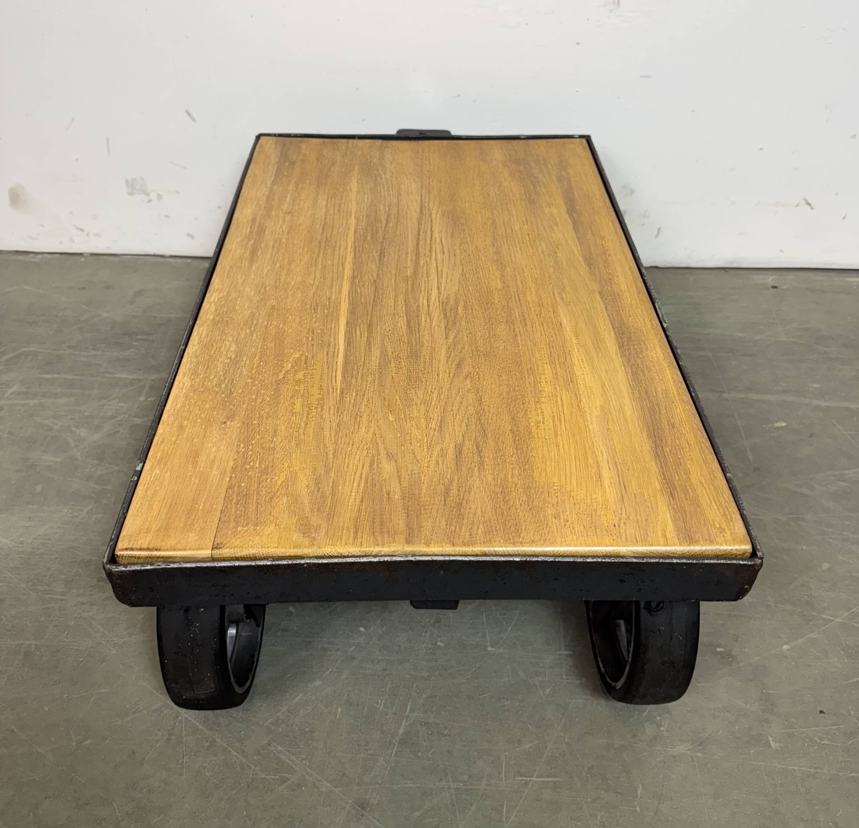 Table basse industrielle noire, années 1960