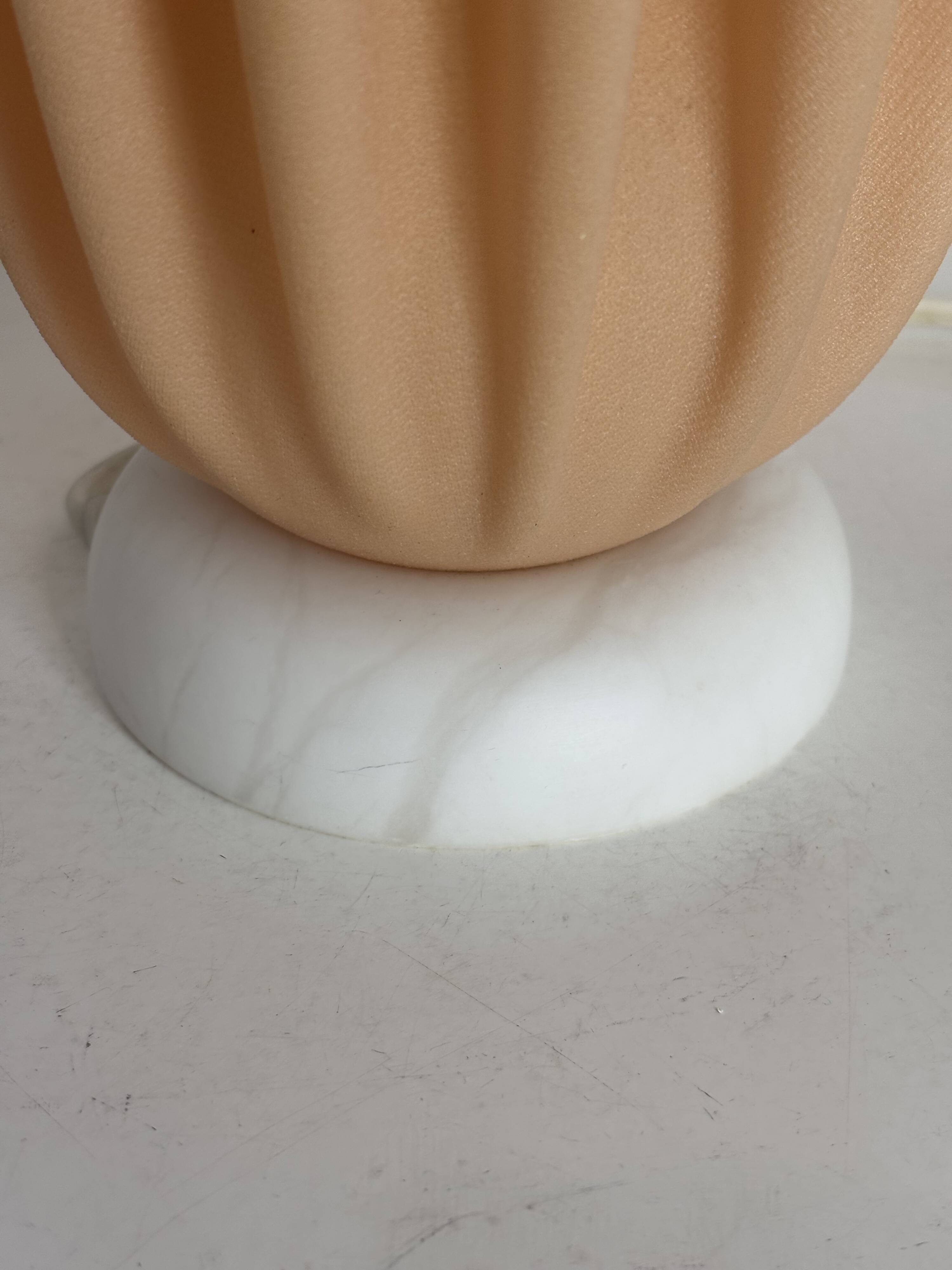 Lampe  vintage 1970 Athéna Georgia Jacob drapée saumonée - 50 cm