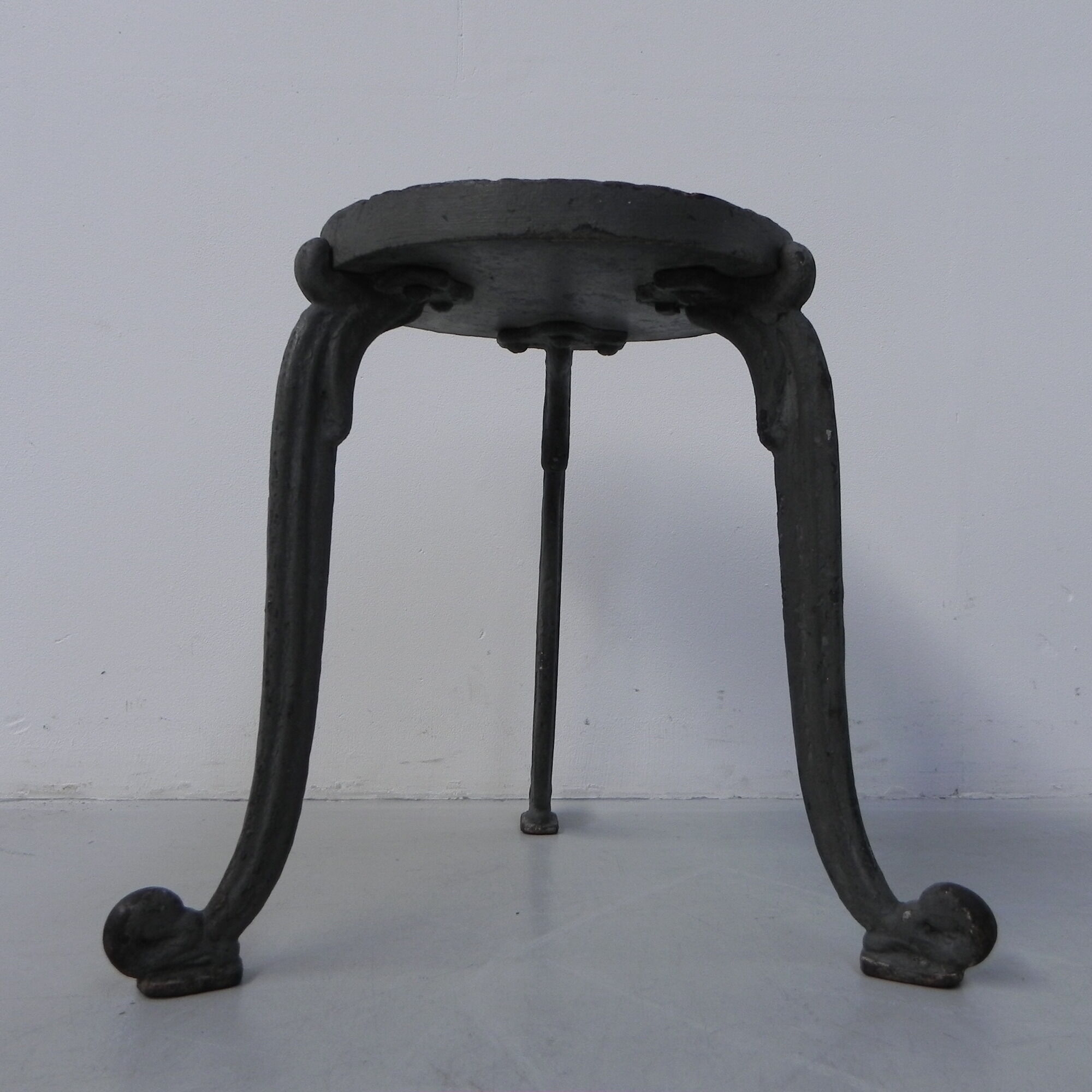 Art Nouveau stool on 3 cast iron legs
