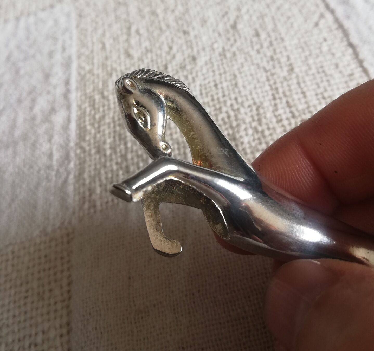 Un porte-couteau cheval métal argenté