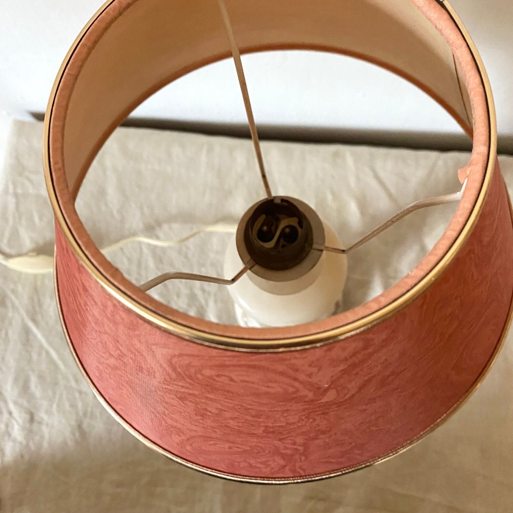 Vintage lamp in alabaster and mother-of-pearl