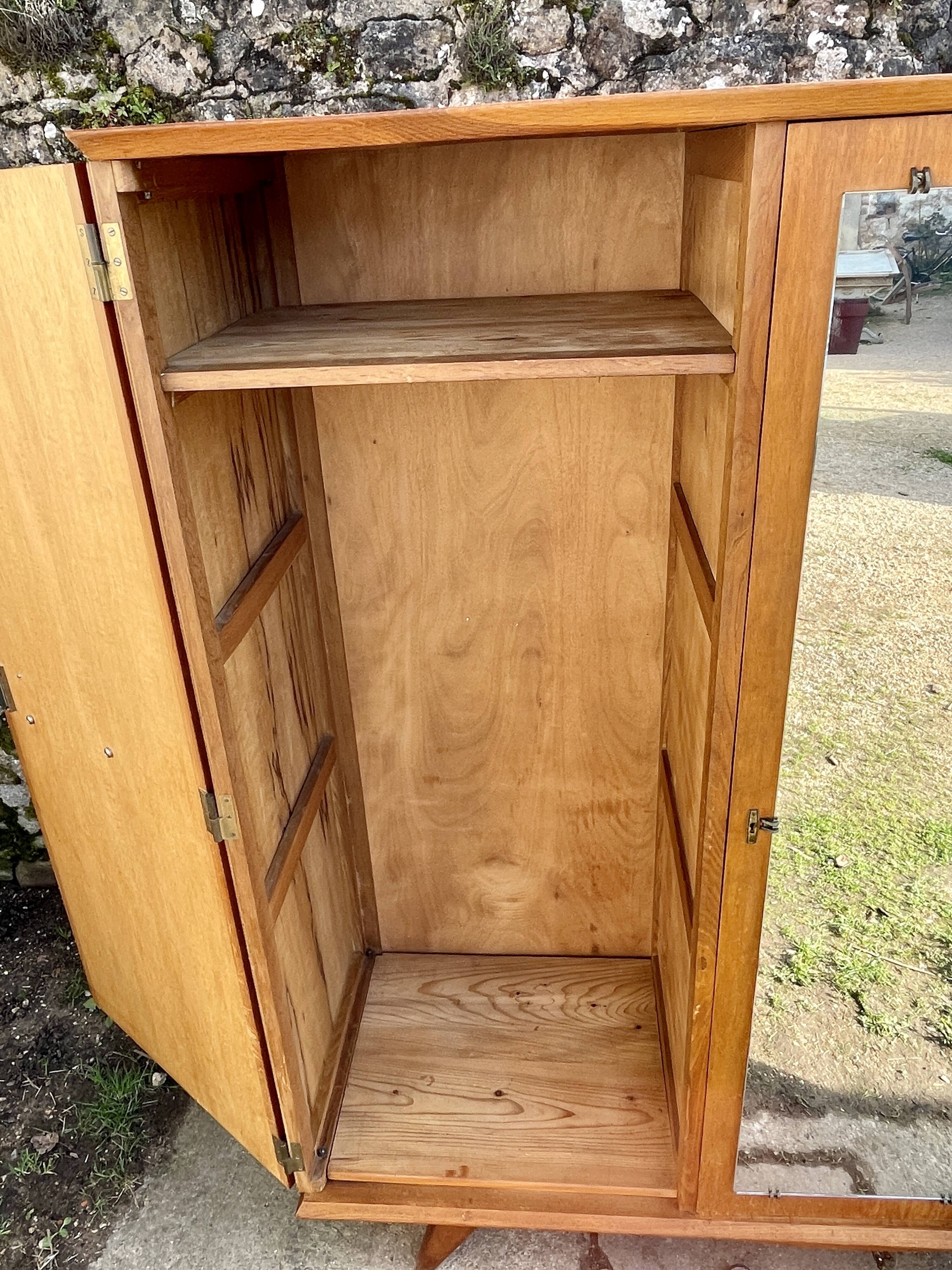 Armoire en chêne 3 portes miroir pieds compas