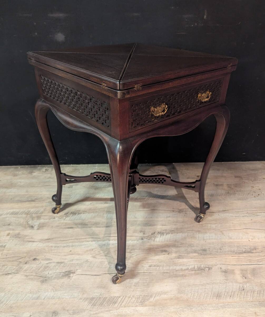 Game table known as "mouchoir" in mahogany, Louis XV style with decorative inspiration.