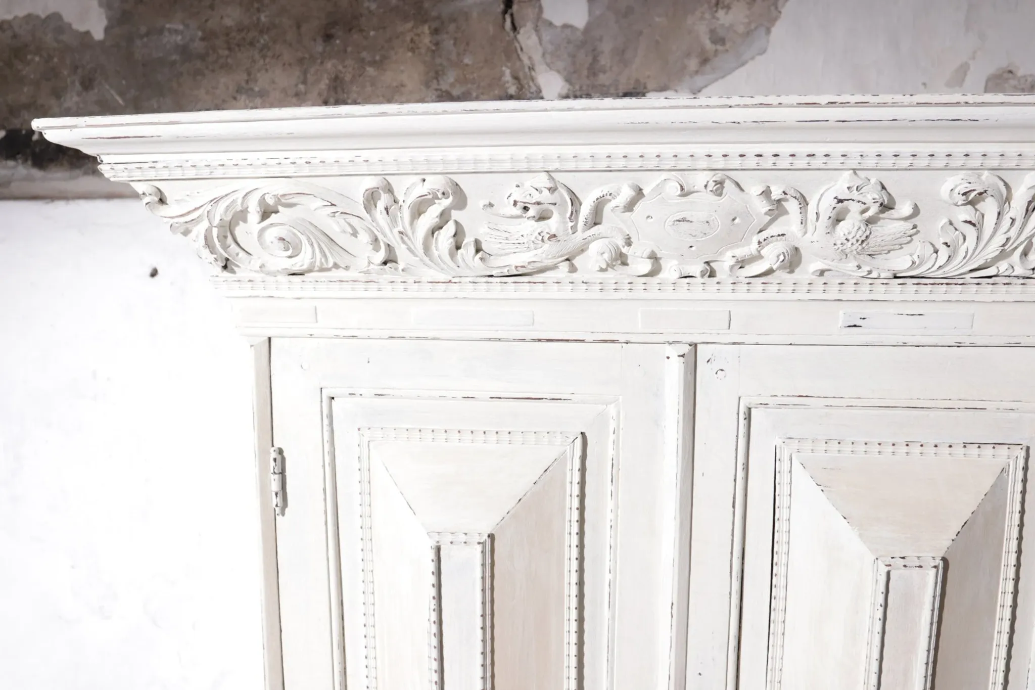 Rare small 17th century Dutch (nursery) cushion cabinet oak white painted