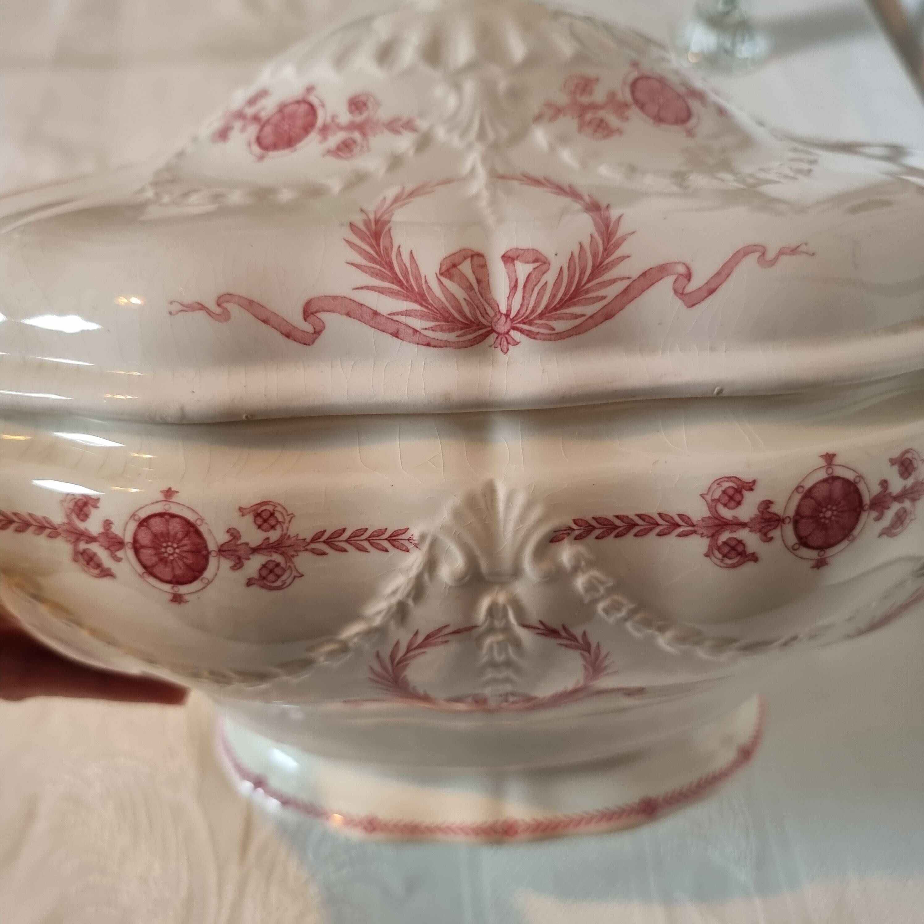 Superb and large English porcelain soup tureen by Minton (19th century)