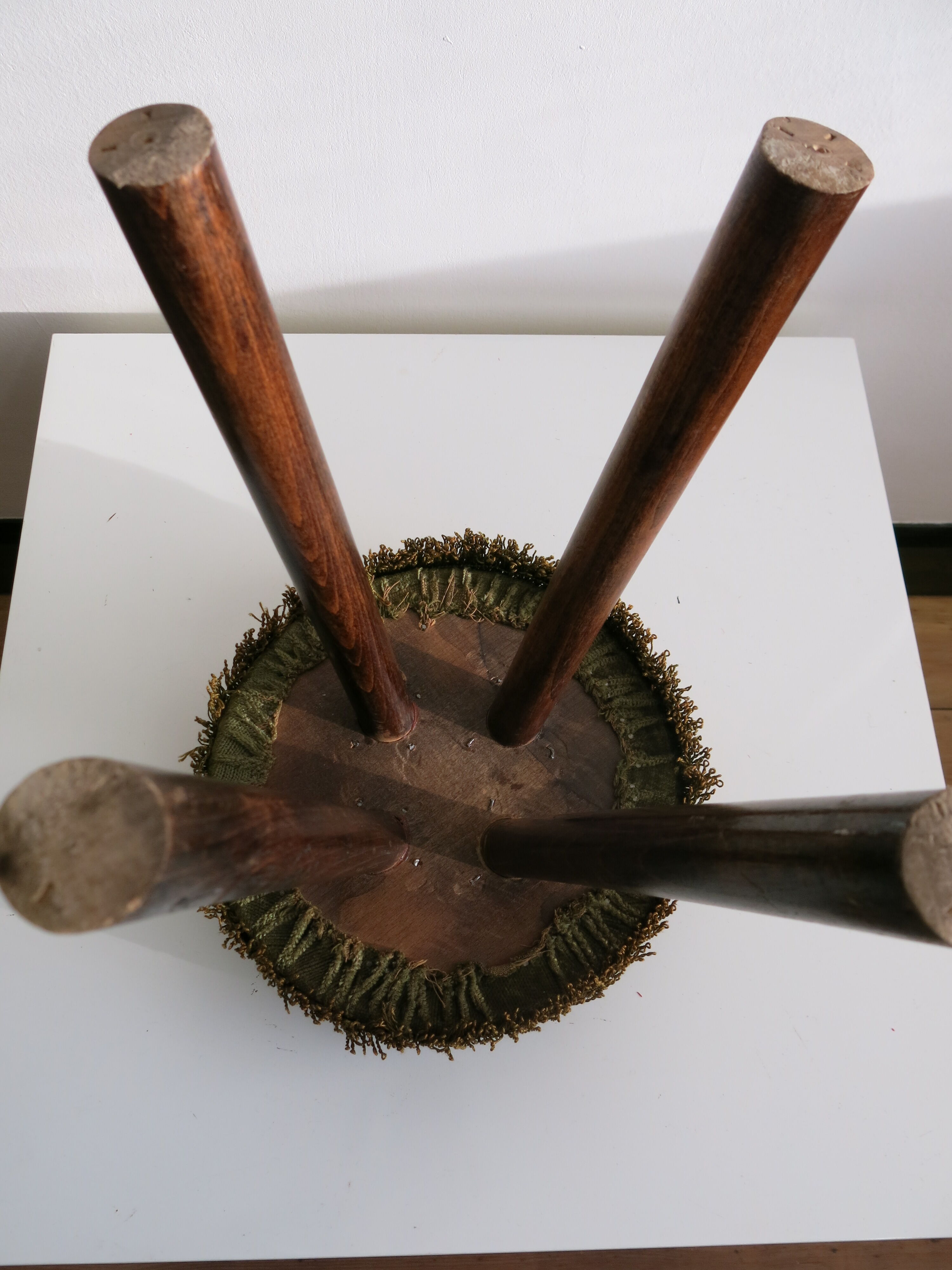 Tabouret en bois et velours à franges