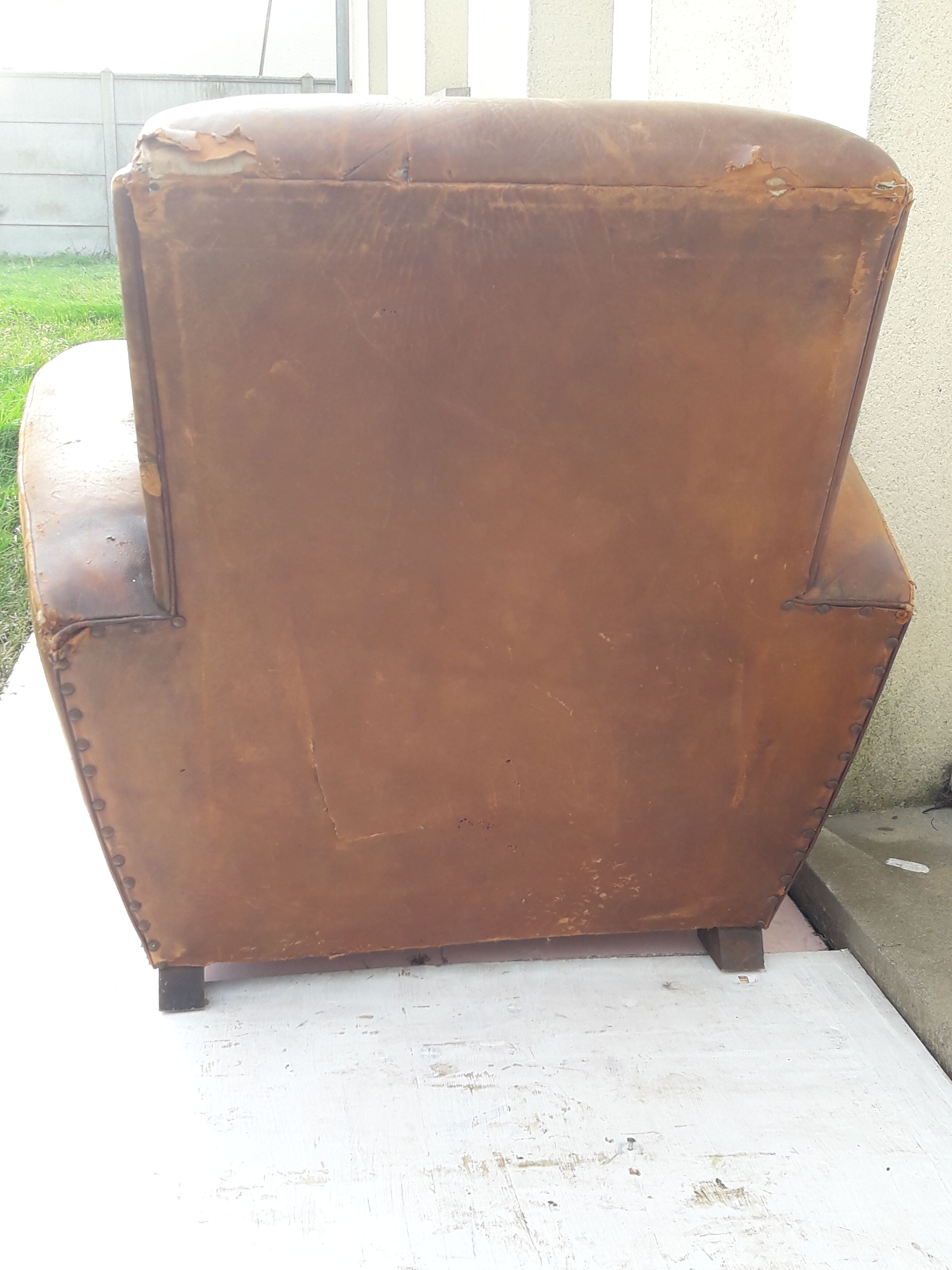 Paire de fauteuils club en cuir marron