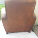 Paire de fauteuils club en cuir marron