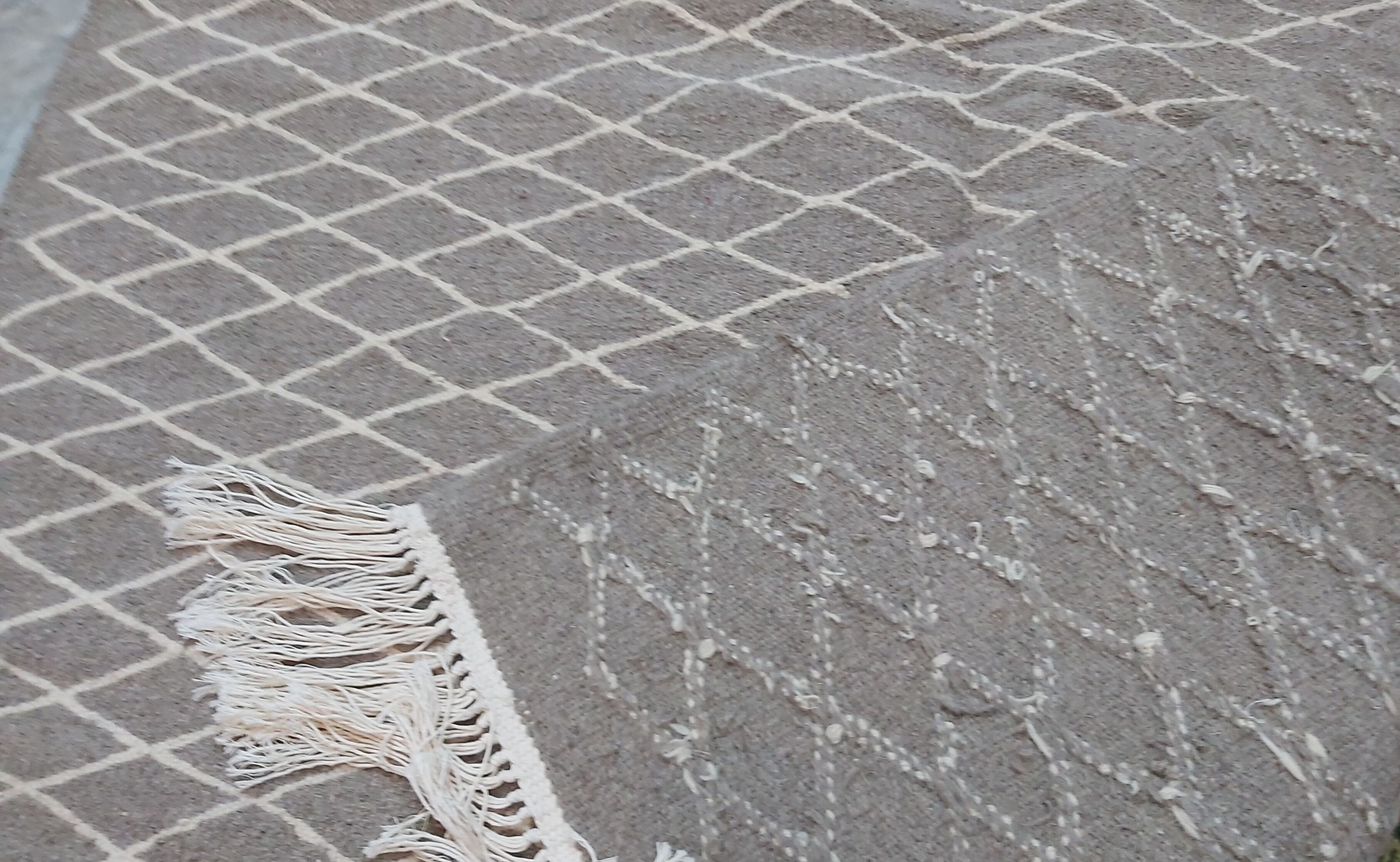 Traditional grey and white berber carpet 200x150cm