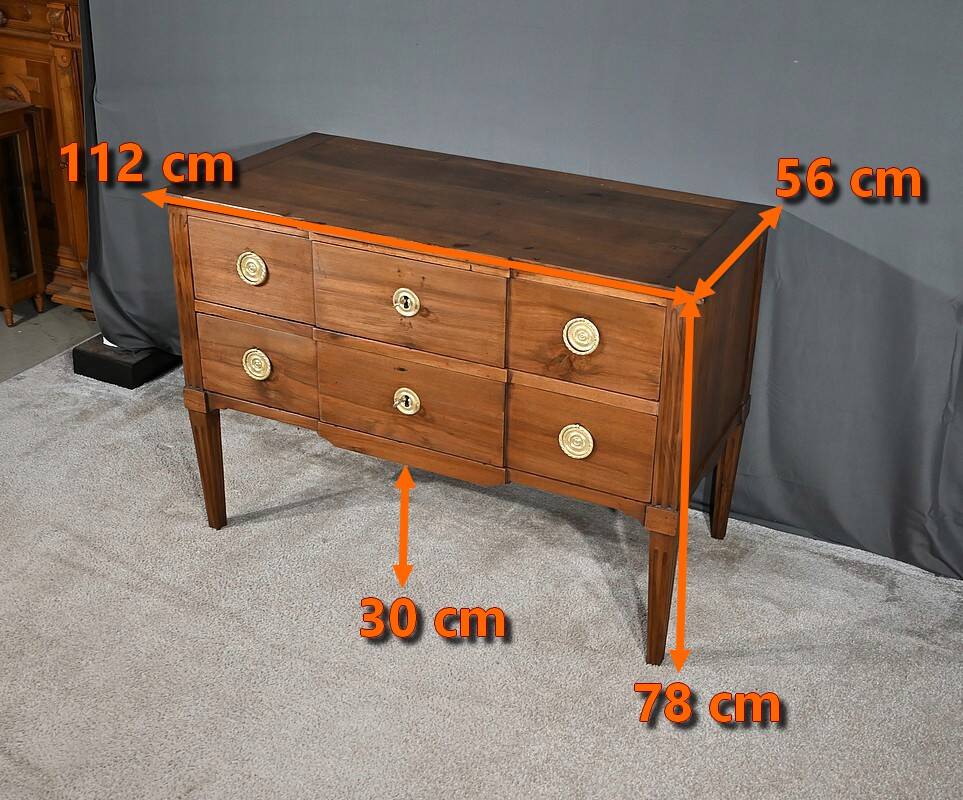 Sauteuse chest of drawers in walnut, Louis XVI period – Late 18th century