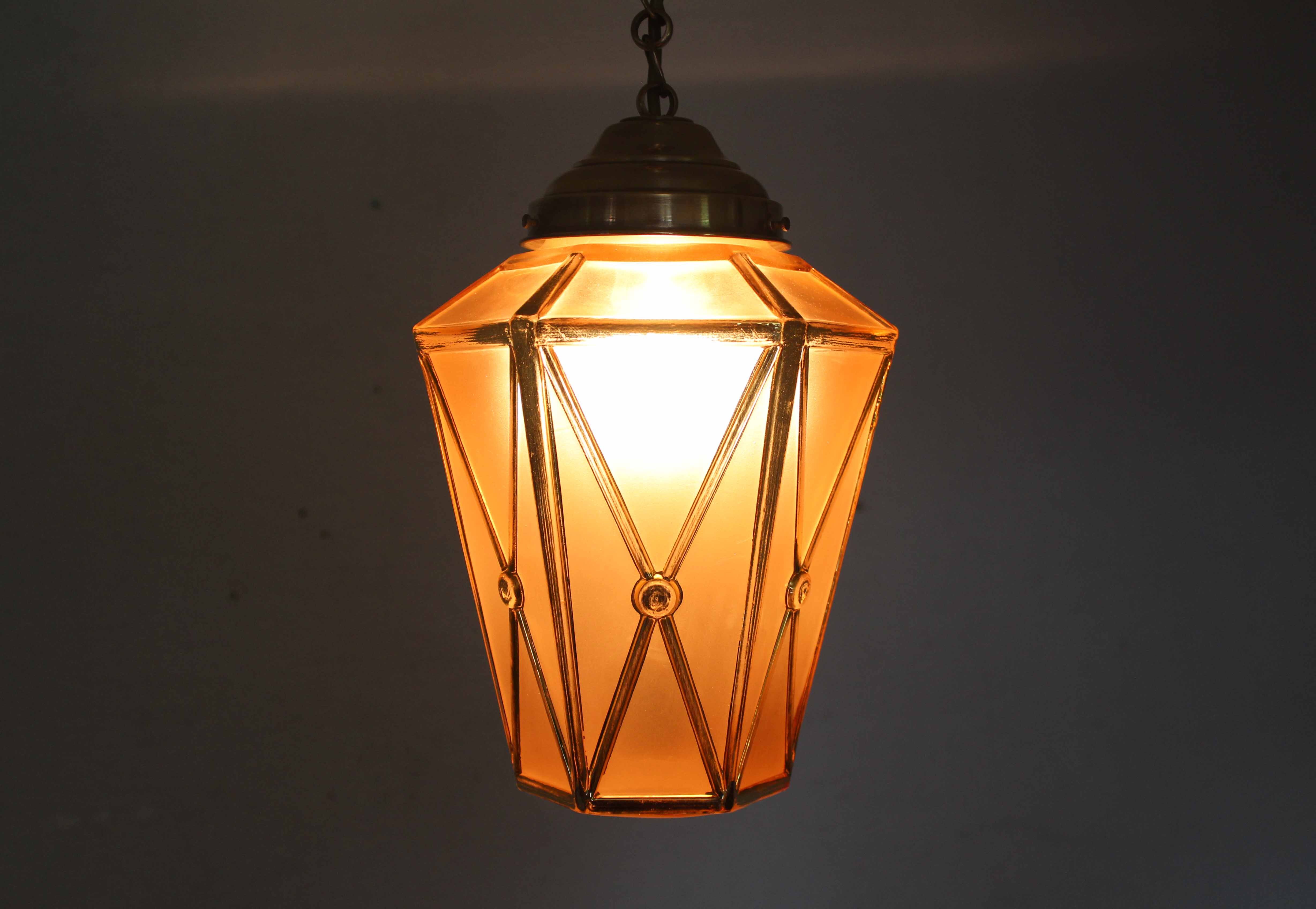 Art Deco suspension in pink and brass glass